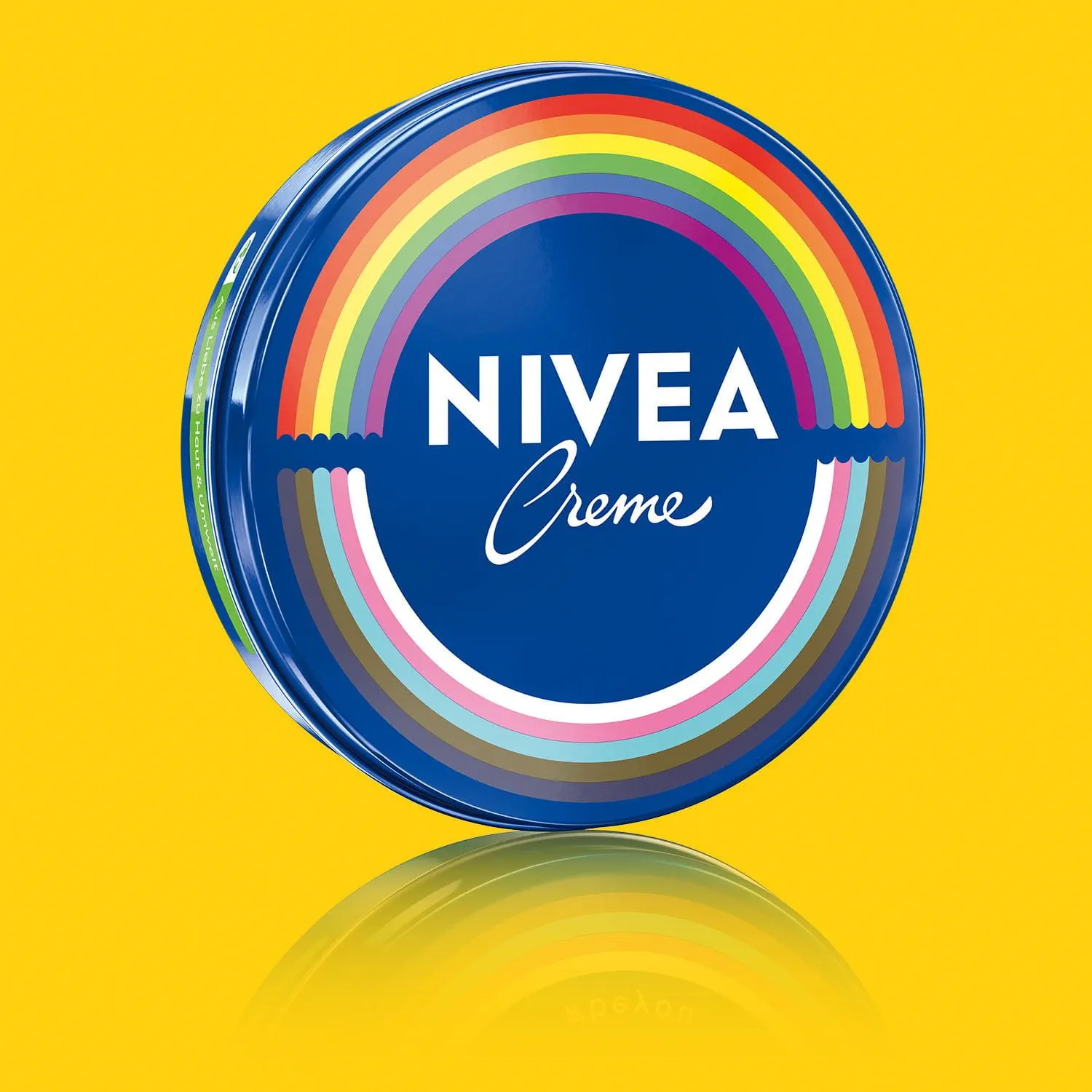 Un produit NIVEA Creme édition limitée Fierté  bleu avec l'arc-en-ciel de la fierté imprimé sur le devant, sur un fond jaune.